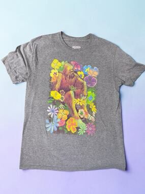 Curbside Clothing Sasquatch Bigfoot Yeti Flowers Graphic T-Shirt Gray L